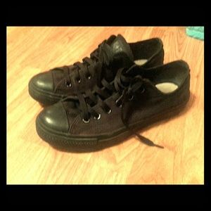 Black toe converse.all black low tops chuck taylor
