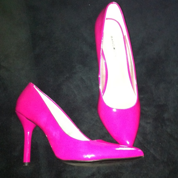 Hot pink patent leather shoe