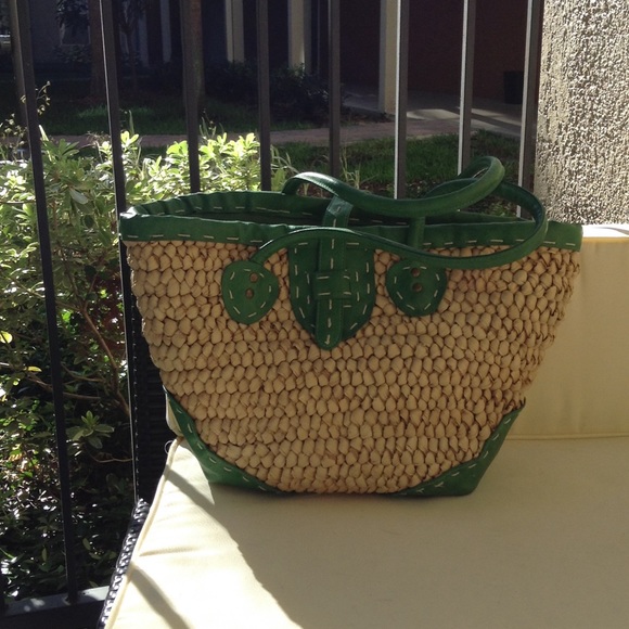 Straw bag with kelly green detail