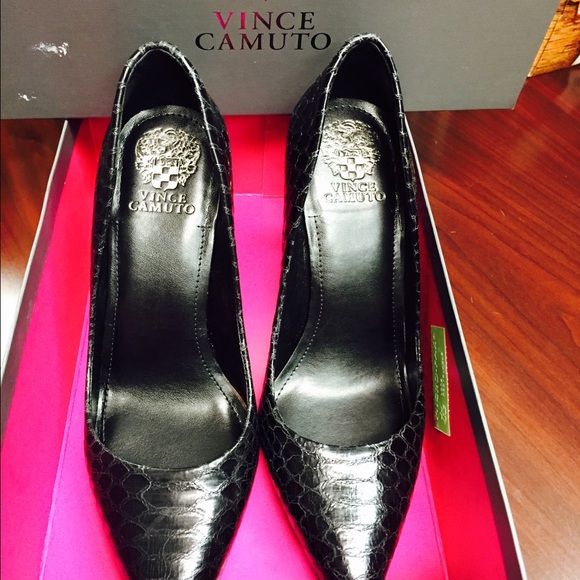 Vince Camuto black VC Westin snake skin heels - Picture 2 of 2