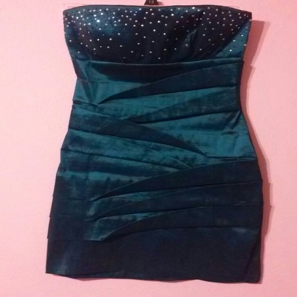 Simply an Exquisite Color & So Flattering - Picture 4 of 4