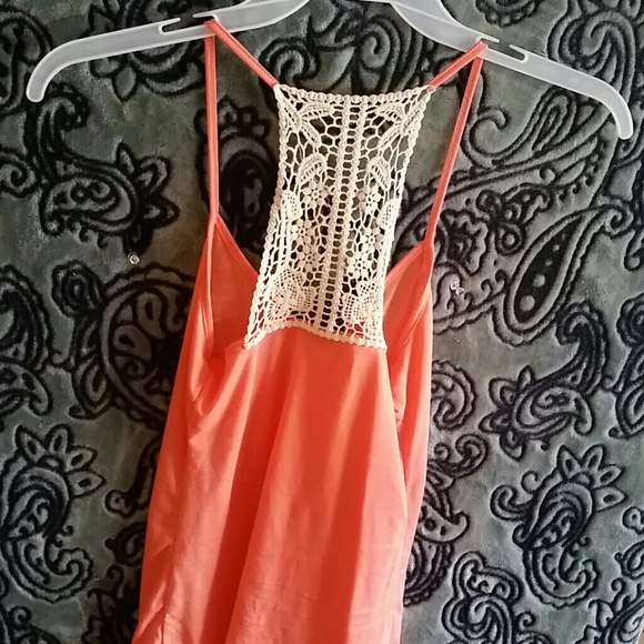 Crocheted back light coral tank top - Picture 3 of 3