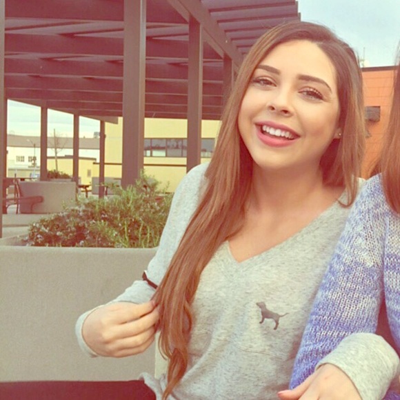 VICTORIA SECRET SOLD OUT RARE VARSITY V NECK 🌷