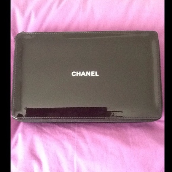 *SOLD* Chanel Beauty Nailpolish gift set - Picture 2 of 4