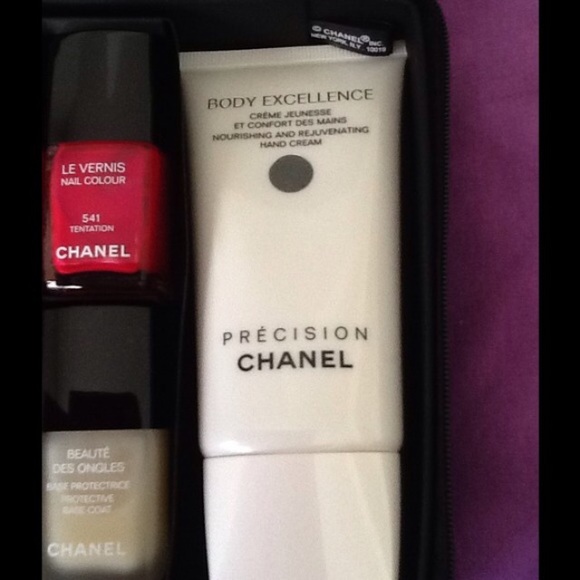 *SOLD* Chanel Beauty Nailpolish gift set - Picture 3 of 4