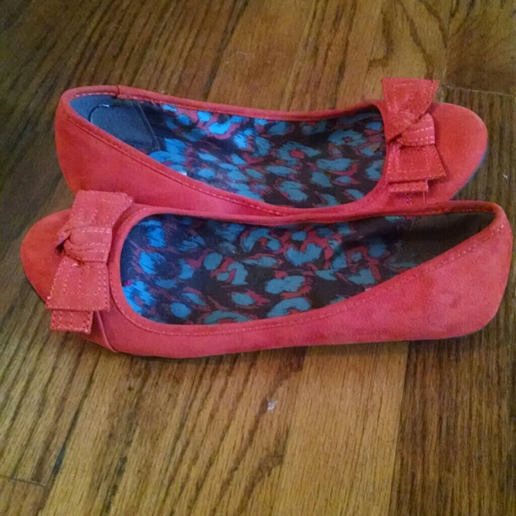 Orange/ bow tie flat
