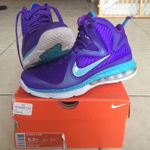 OFFERS? Hornet Lebron's! Grade school size 6.5Y