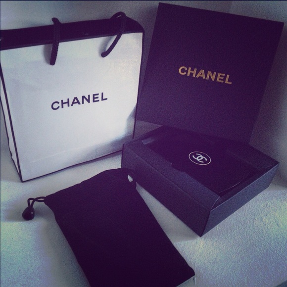 ❌SOLD❌CHANEL portable mirror charger/power bank😍