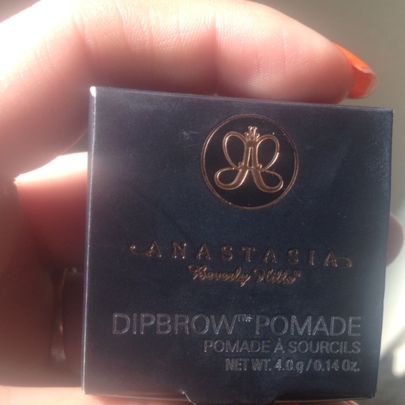 Anastasia Beverley Hills dipbrow pomade in Auburn.