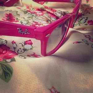 Cute pink Ray-bans!