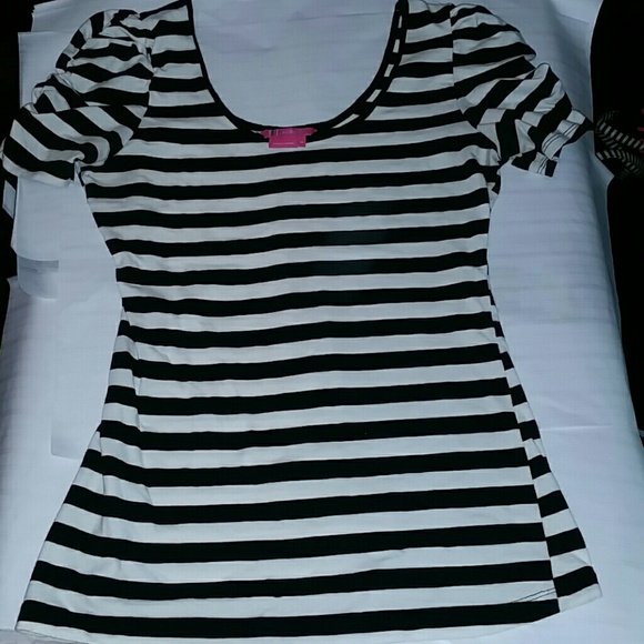 Black and white stripe top