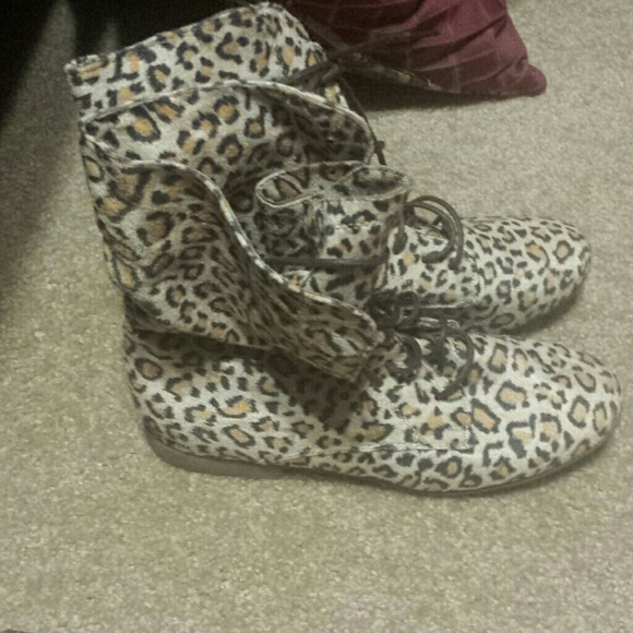 Cheetah print boots - Picture 2 of 4