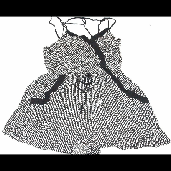 🔳 Patterned romper by Xhilaration 🔳