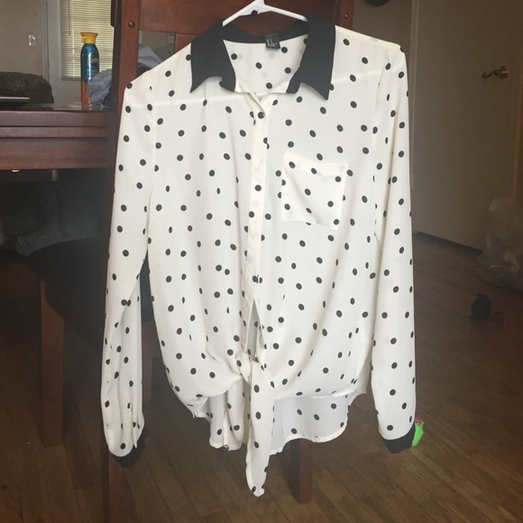 Black and white polka dot shirt. - Picture 1 of 1