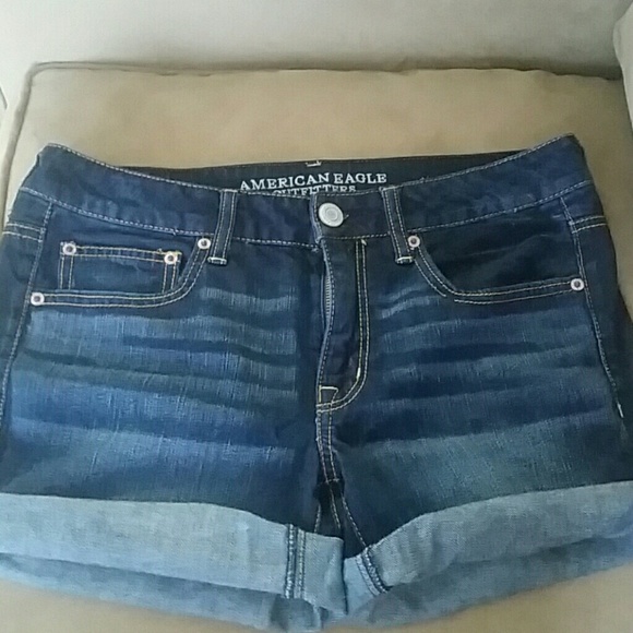 A pair of size 6 american eagle short.