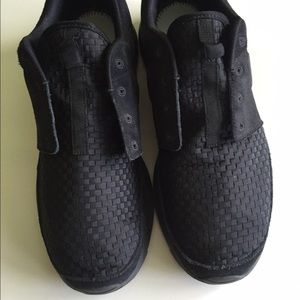 BLACK NIKE WOVEN ROSHE