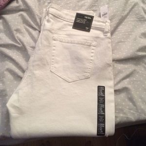 White denim cropped pants