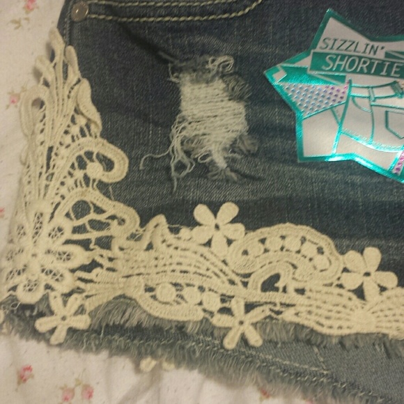 Wet seal embroidered shorts - Picture 2 of 4