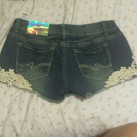Wet seal embroidered shorts - Picture 3 of 4