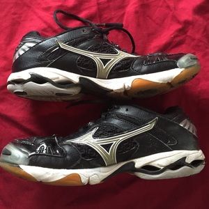 Mizuno black running shoes