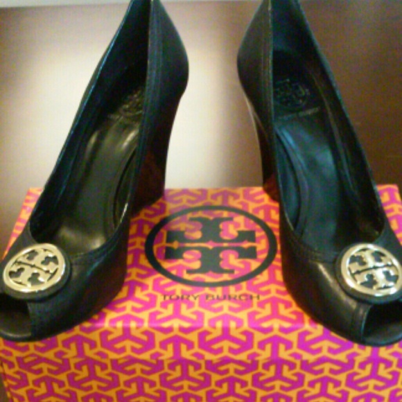 Authentic TORY BURCH Wedge Shoe w open toe LOVELY!