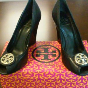 Authentic TORY BURCH Wedge Shoe w open toe LOVELY!