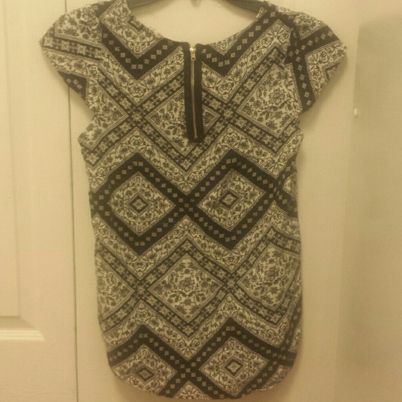 High- Lo blouse - Picture 2 of 3