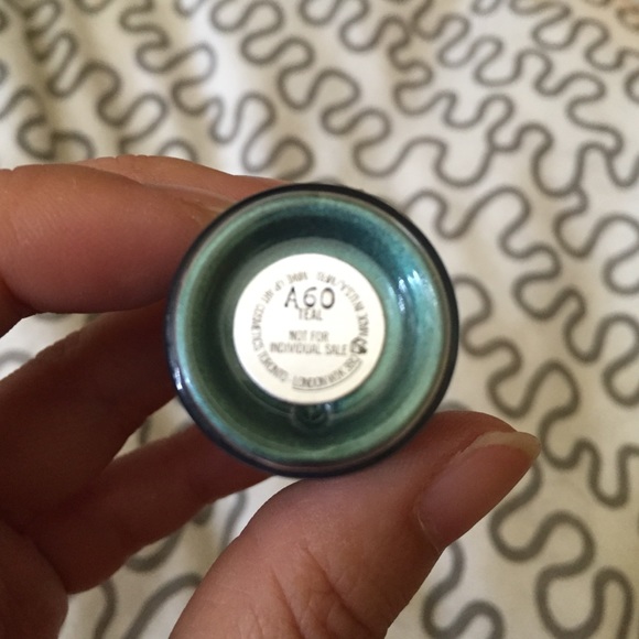 ❤️SOLD❤️Mac pigment in "teal" full size - Picture 2 of 4