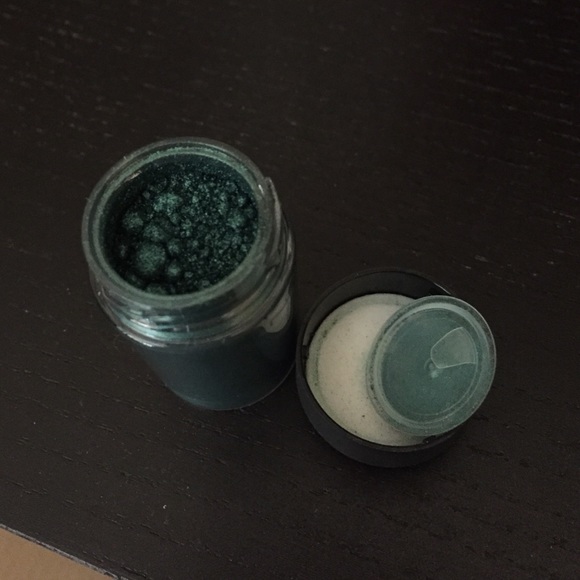 ❤️SOLD❤️Mac pigment in "teal" full size - Picture 3 of 4