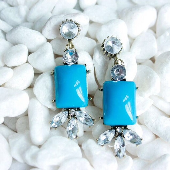 boutique Jewelry - 🎀HP🎀Drop Earrings in Blue