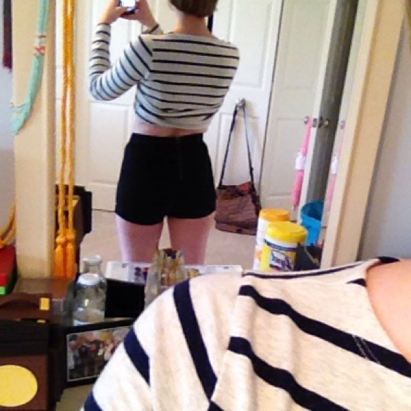 Bullhead black high-waisted shorts - Picture 3 of 4