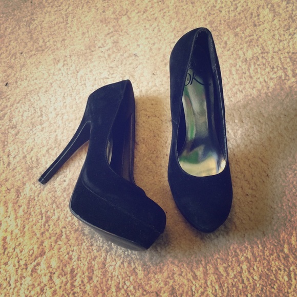 💥SOLD💥 It's OK, size 7, 4 inch black heels.