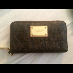 Michael Kors 'Large' Multifunction Phone Wallet