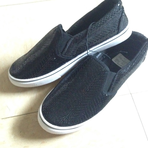 Nwt black gator print💟💟slip-on tennis shoes