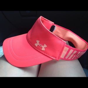 A pink under armor golfing cap💕