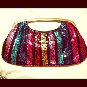 Express sequence hand purse.