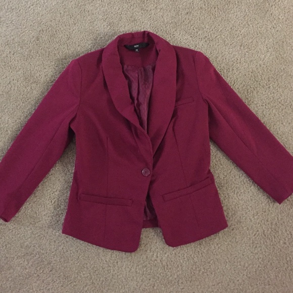 Maroon 3/4 sleeve blazer. Worn once!