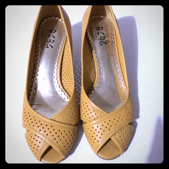 BCBG yellow shoes size 6