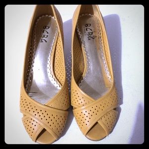 BCBG yellow shoes size 6