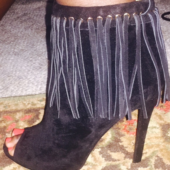 Suede shoe with fringe