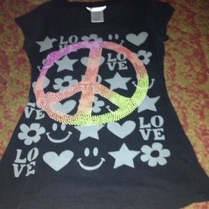 Black peace sign t-shirt