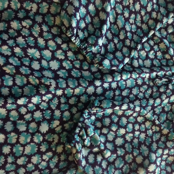 SOLD 💎B2G1💎 LOFT Blue Floral Blouse - Picture 3 of 4