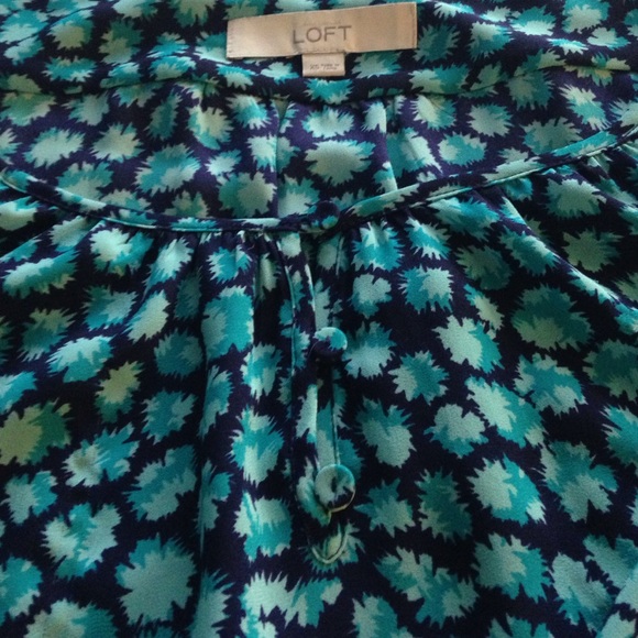 SOLD 💎B2G1💎 LOFT Blue Floral Blouse - Picture 4 of 4