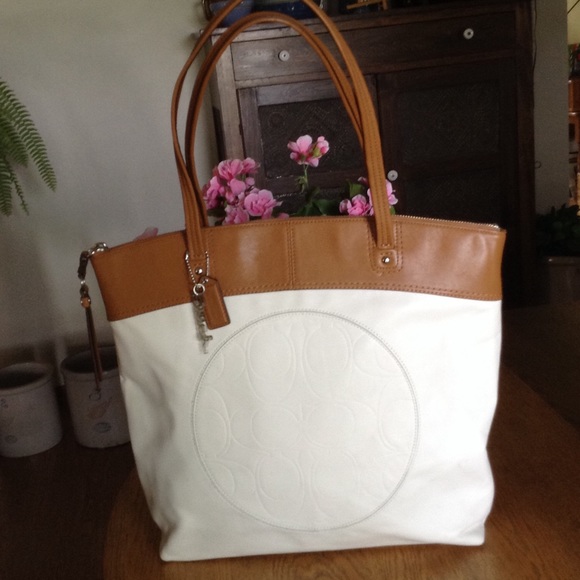 Coach Handbags - Coach Laura leather tote