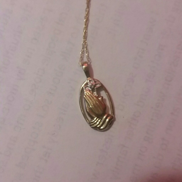 Lovely 'Hands together in prayer' pendant - Picture 1 of 1