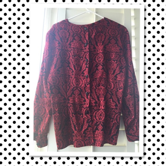 SALE!! ❄️❄️❄️Red and Black Print Top