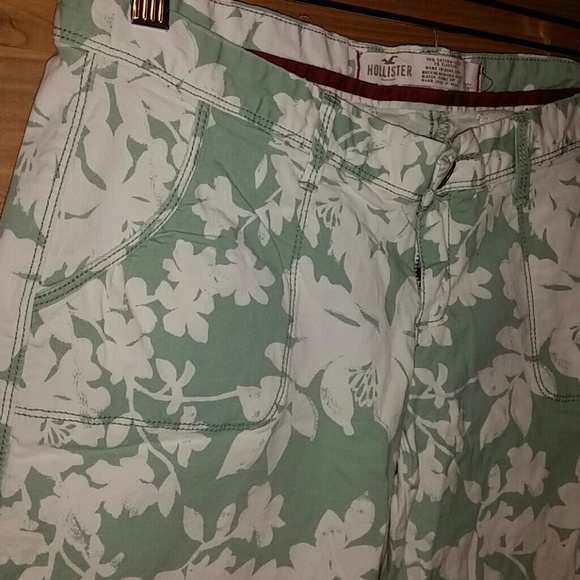 Nice floral Bermuda. The real size is 5 - Picture 2 of 4