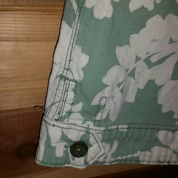 Nice floral Bermuda. The real size is 5 - Picture 3 of 4