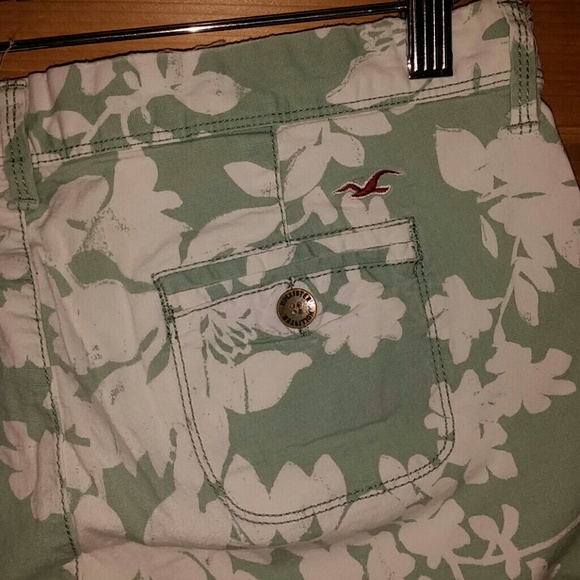 Nice floral Bermuda. The real size is 5 - Picture 4 of 4