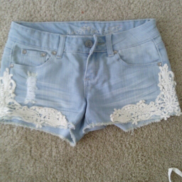 Cute shorts with lace design - Picture 1 of 2